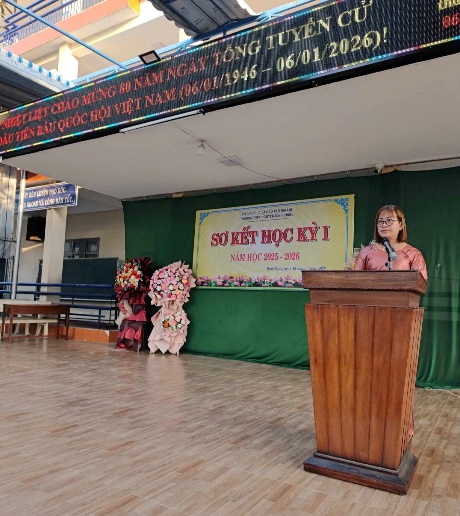 Cô Văn Thị Thu Hạnh – Hiệu trưởng phát biểu sơ kết, chỉ đạo và định hướng nhiệm vụ trong thời gian tới.